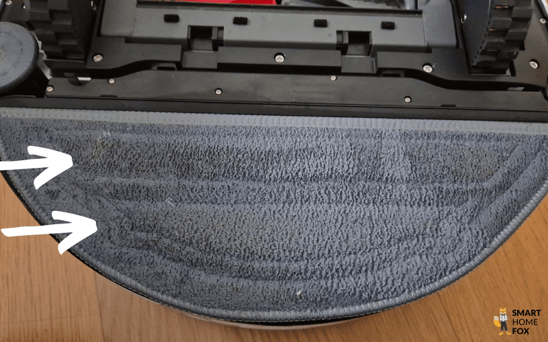 Der Wischmopp des Roborock Saros 10 nach der Reinigung in der Station ist in der Nahaufnahme zu sehen.